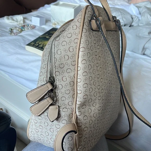 Guess backpack - Picture 2 of 5